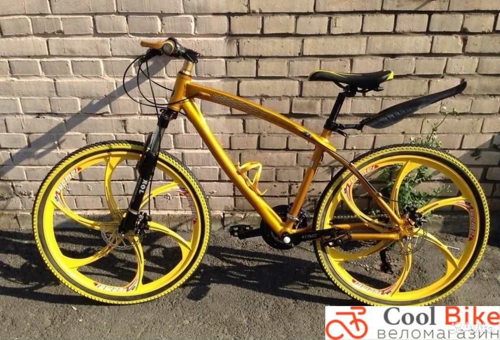 Купить бу велосипед на куфаре. Велосипед BMW золотой. Горный велосипед БМВ. Велосипед BMW x1. Велосипед БМВ на литых дисках золотой.
