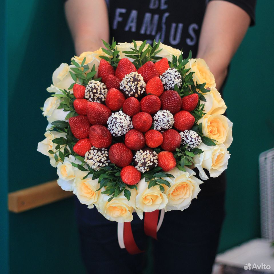 Клубничный букет с цветами купить на Зозу.ру - фотография № 1
