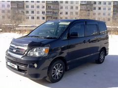 Минивэн с левым рулем с пробегом. Toyota Noah 2002. Микроавтобус Тойота Ноах 2005. Noah Toyota 2004 диски. Минивэны с левым рулем.