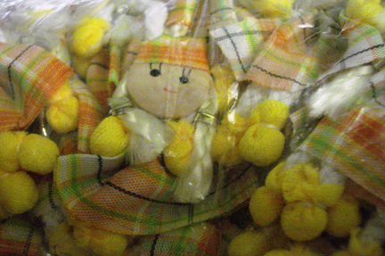 Пришивная аппликация: Куколка в жёлтом
