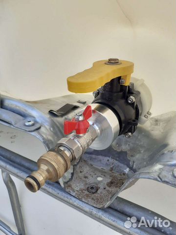 Переходник на кран(62 мм) еврокуба,выход 1/2