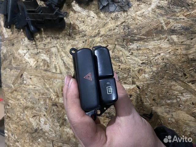 Кнопка аварийки Mitsubishi Carisma дорестайлинг