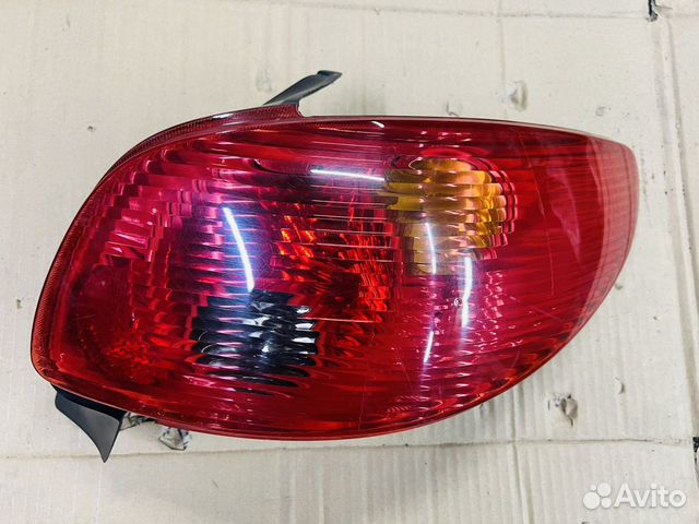 Фонарь задний правый Peugeot-206