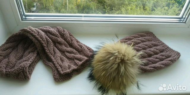 Мериносовая вязаная шапка с помпоном и шарф Мериносовая вязаная шапка с помпоном и шарф