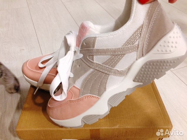 Стильные женские кроссовки