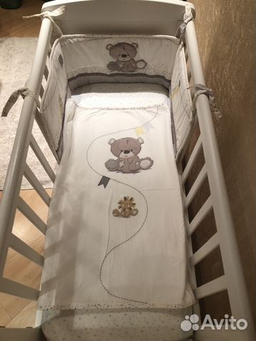 Детская кровать с маятниковым механизмом