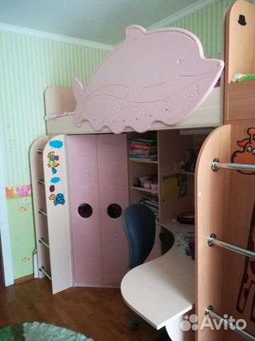 Детский уголок с кроватью, столом и шкафом