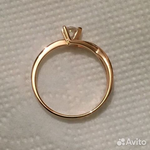 Золотое кольцо с бриллиантом