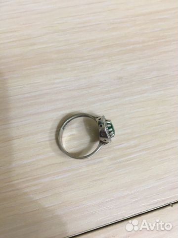 Серебряное кольцо с изумрудом и фианитами