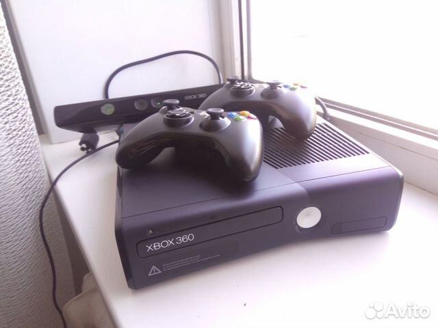 Xbox 360 (в комплекте 2 джойстика, kinect, диски с