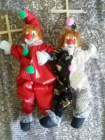 Театральный симпатичный новый клоун