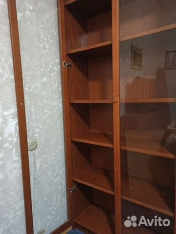 Стеллаж со стеклянными дверцами