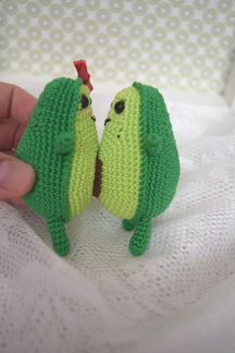 Вязаная игрушка Авокадо