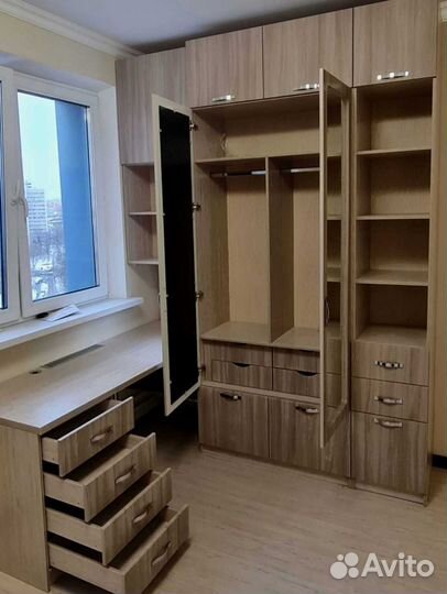 Детская рабочая зона у окна