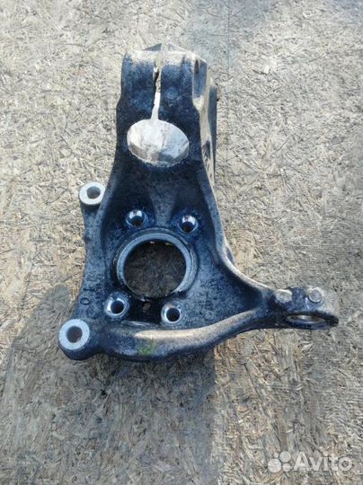 Кулак поворотный передний правый Volkswagen Passat