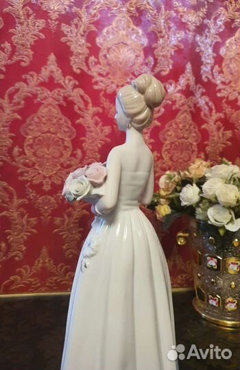 Статуэтка фарфоровая