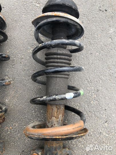 Передние амортизаторы Renault Daster 1