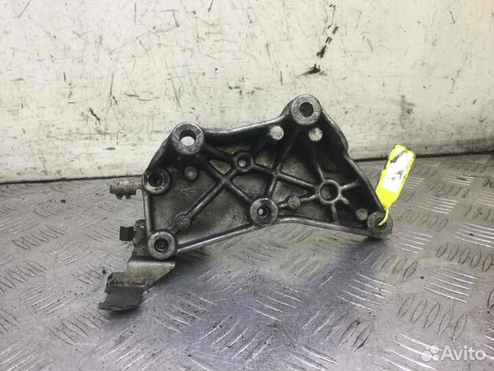 Кронштейн впускного коллектора Mercedes Sprinter a