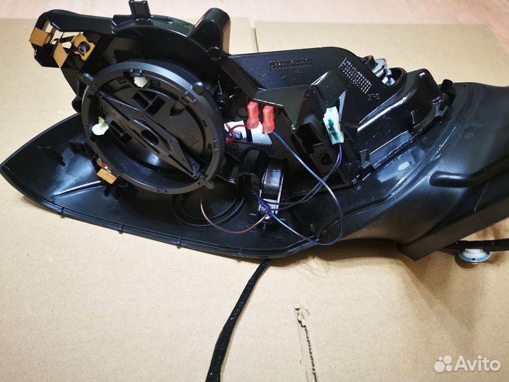 Кронштейн зеркала левый 8R1857409F01C