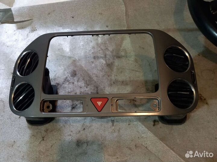 Рамка под магнитолу VW Tiguan 1