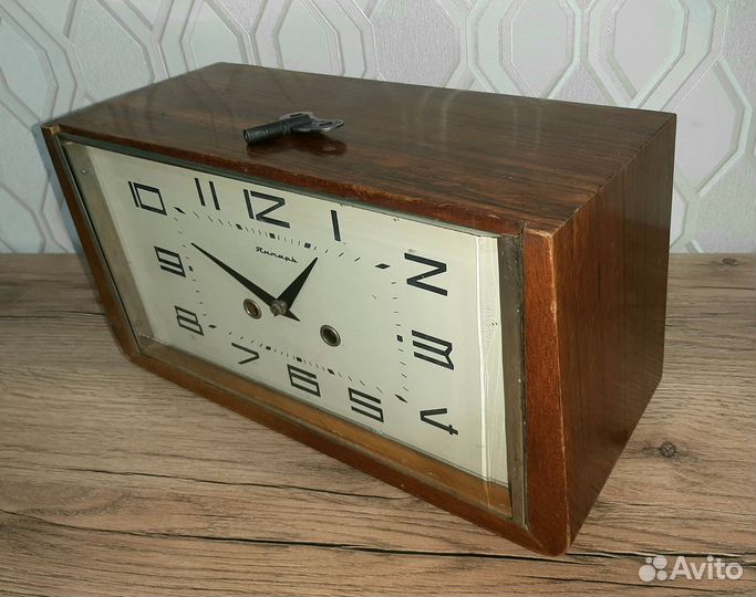 Часы настольные с боем Янтарь 60-70 г.г