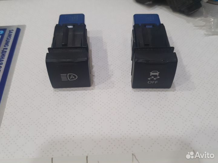 Продам кнопки автосвета и антизаноса на камри 70