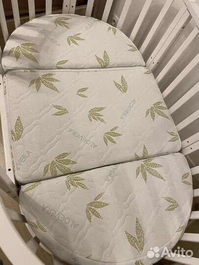 Детская кроватка с маятником