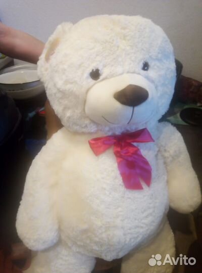 Большой плюшевый медведь