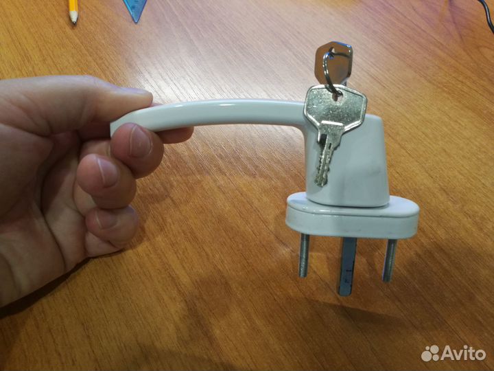 Ручка оконная с замком