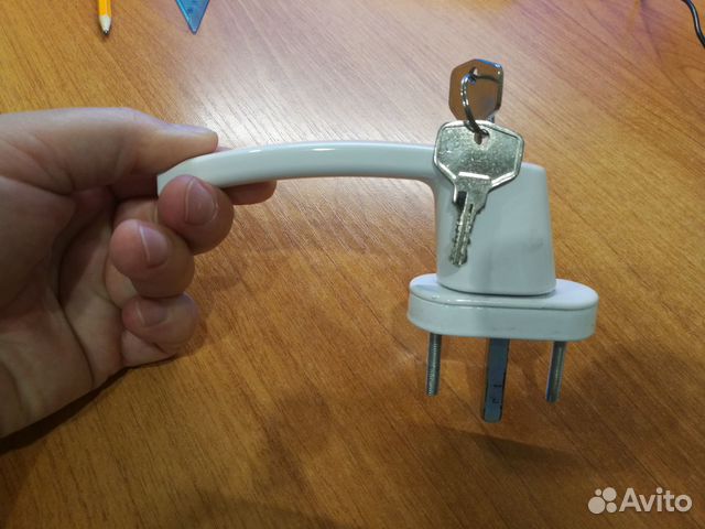 Ручка оконная с замком