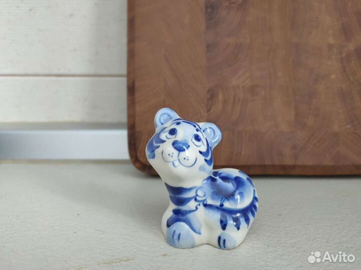Фарфоровая статуэтка Тигр в стиле гжель