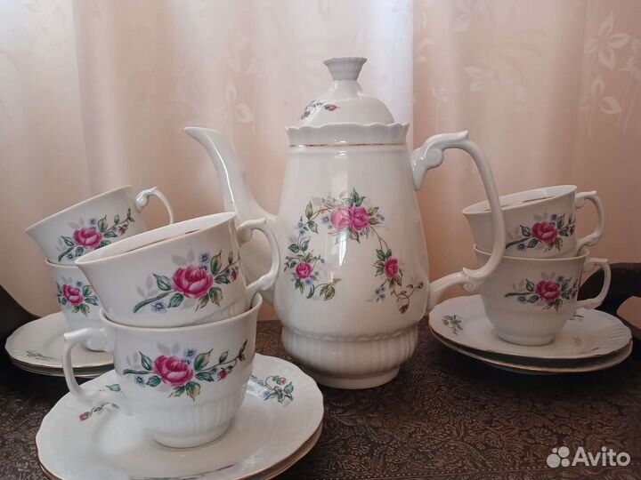Сервиз - заварочный чайник и 6 кружек с блюдцами