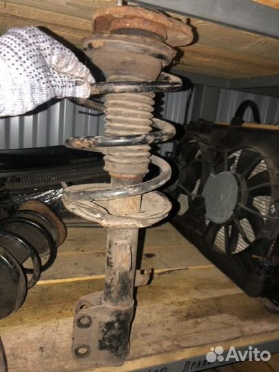 Стойка передняя левая Toyota Avensis T250 2.4