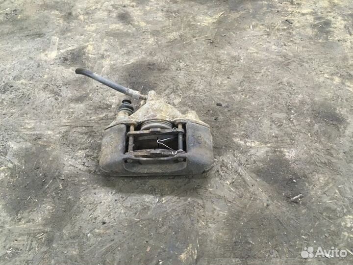 Суппорт передний правый Kia Avella седан 1.5