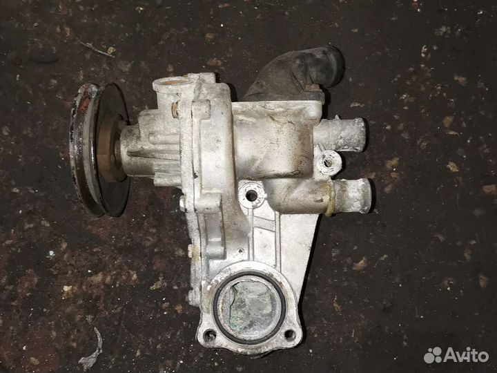 Помпа Volkswagen Passat b3 1.8