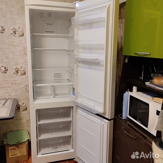 Холодильник indesit DF 5200 W