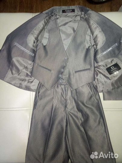 Костюм тройка