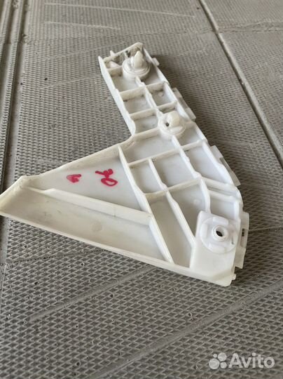 Крылья передние на Тойота Вокси 2007-2010г