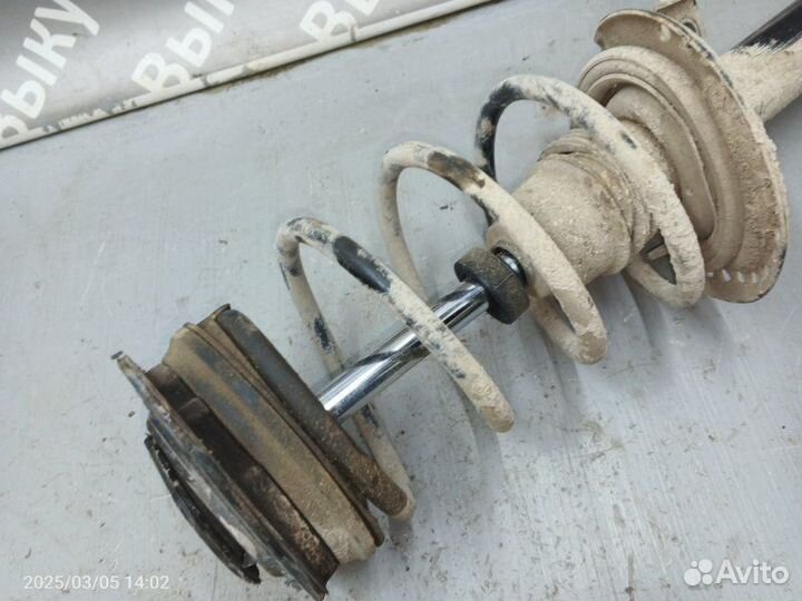 Стойка подвески передняя левая Renault Megane K4M