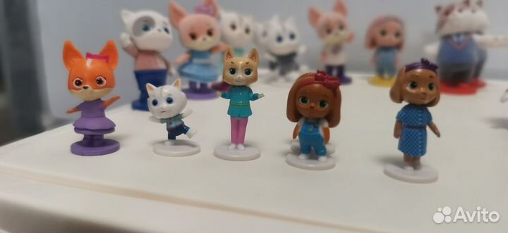 Автобус, школа, фигурки кошечки-собачки