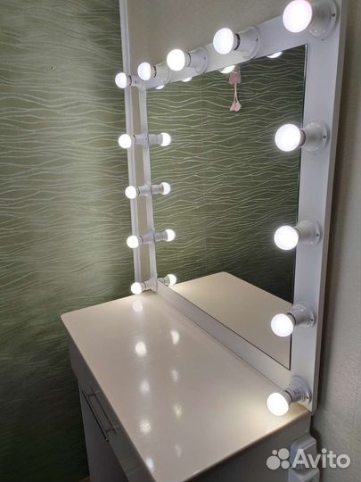 Гримерный столик с зеркалом и подсветкой