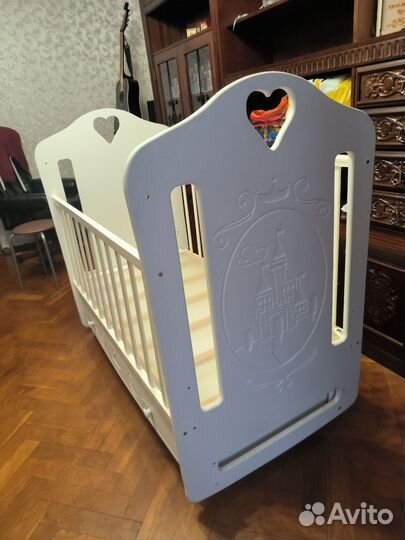 Кроватка детская с маятником и матрасиком