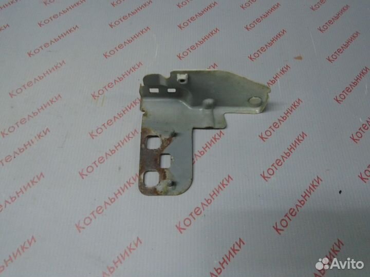 Nissan 62292-BV030 Кронштейн правый