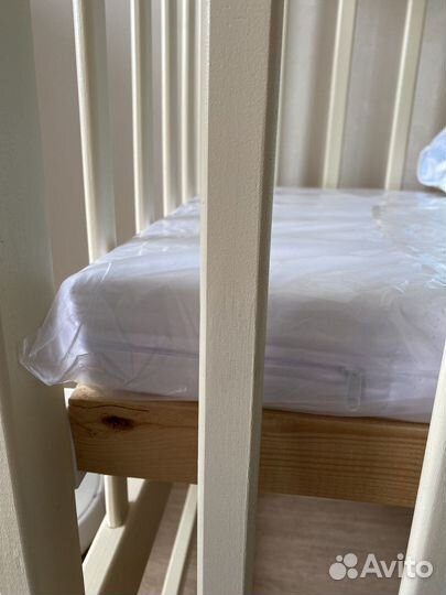 Детская кроватка с маятником