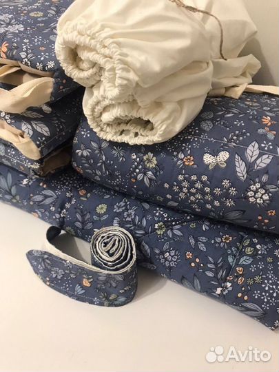 Бортики, одеяло и простыни в кроватку