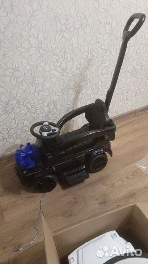 Детская машина каталка с ручкой