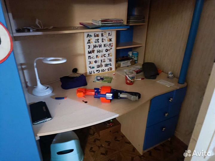 Детская кровать чердак со столом и шкафом