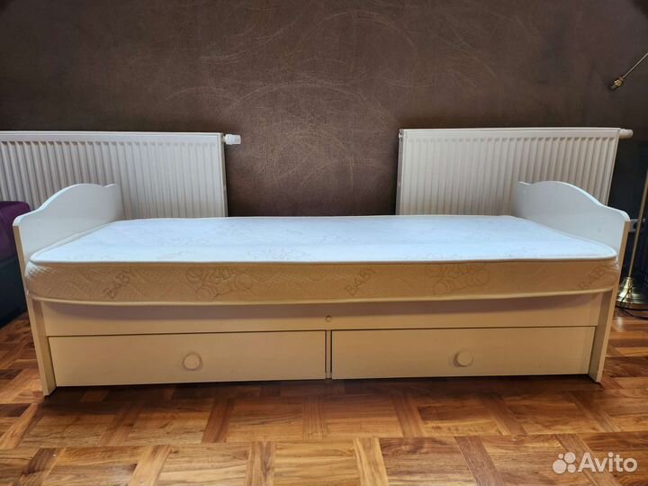 Детская комната: кровать, стол и два комода