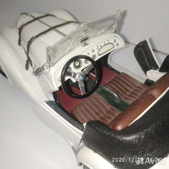 Модель автомобиля BMW 328 Roadster масштаб 1:18