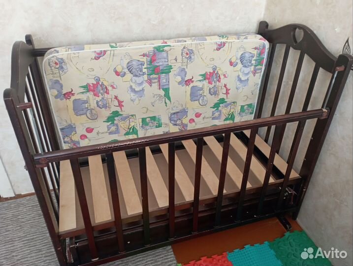 Детская кроватка с маятником, матрасом и ящиком